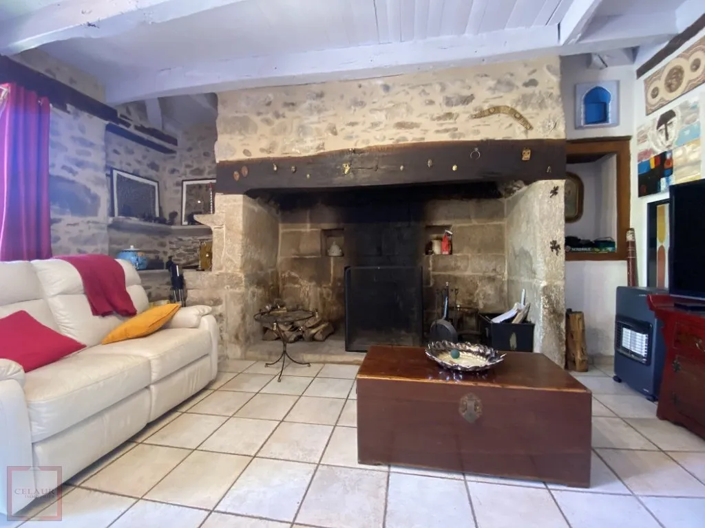 COUNTRY HOUSE WITH OUTBUILDINGS ON THE DORDOGNE BORDER