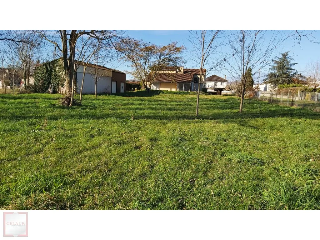 TERRAIN A BATIR AVEC HANGAR