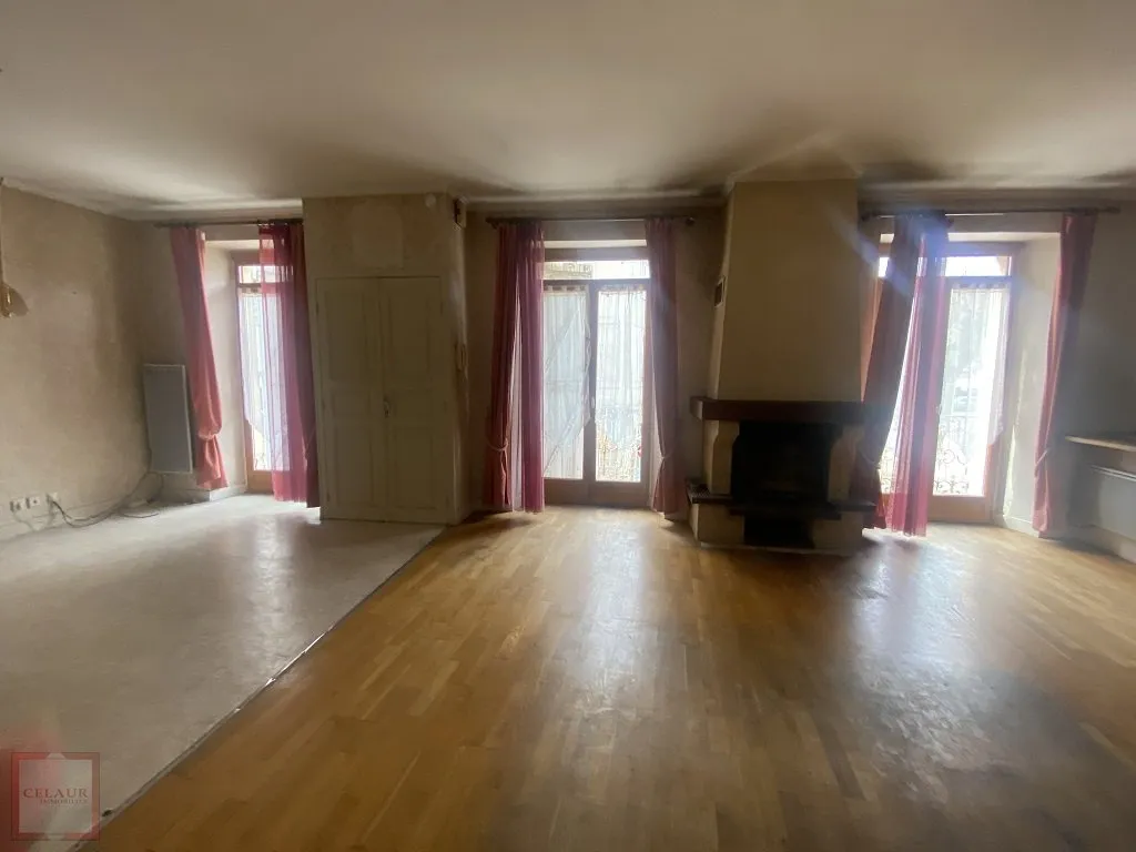 IMMEUBLE AVEC FONDS DE COMMERCE + 2 APPARTEMENTS