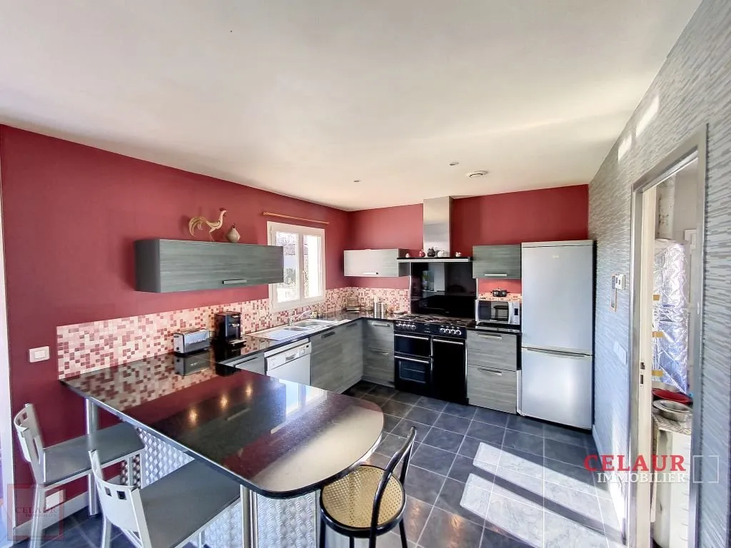 PLAIN PIED DE 2008 AVEC PISCINE ET DEPENDANCE SUR 1HA