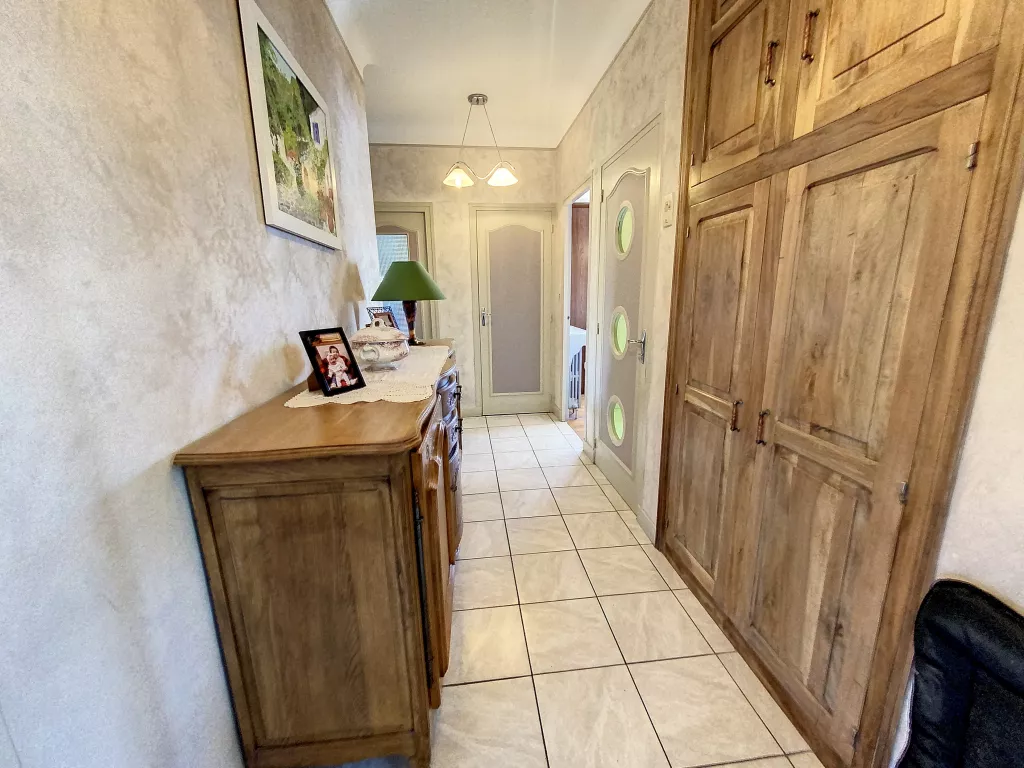 Maison cossue commerces &agrave; pied