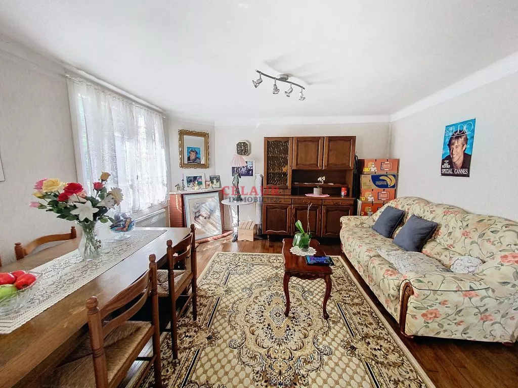 MAISON DE VILLE AVEC TERRASSE ET JARDIN