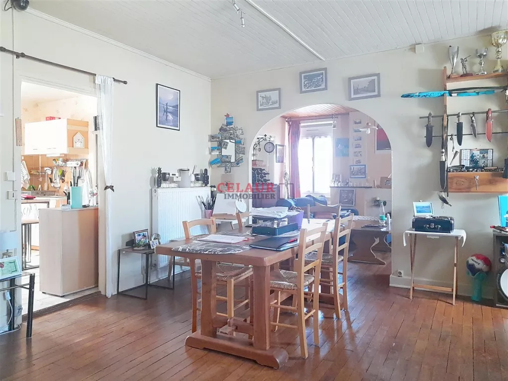 Maison familiale, de caract&egrave;re, avec jardin