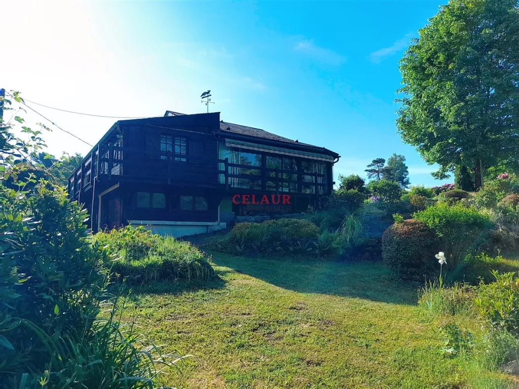 Propri&eacute;t&eacute; avec d&eacute;pendances, travers&eacute;e par une rivi&egrave;re