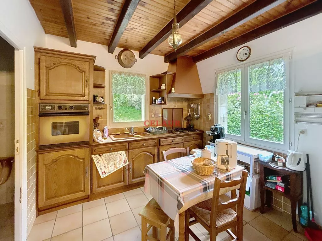 Sans voisins, sur 1 ha de terrain, maison et d&eacute;pendance avec &eacute;tang