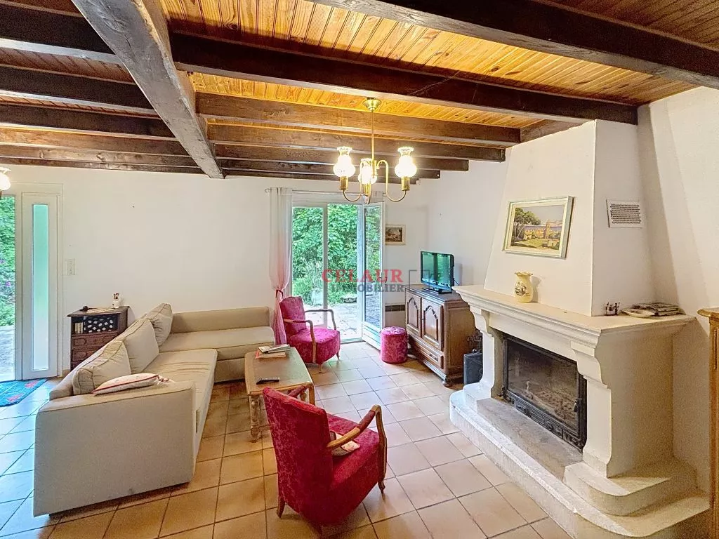 Sans voisins, sur 1 ha de terrain, maison et d&eacute;pendance avec &eacute;tang