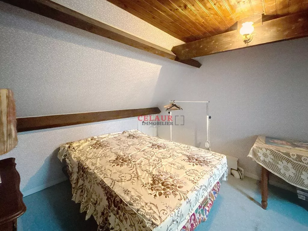 Sans voisins, sur 1 ha de terrain, maison et d&eacute;pendance avec &eacute;tang