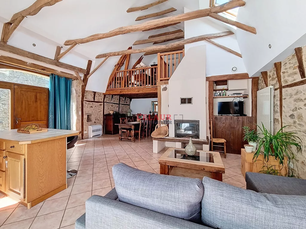 Ensemble immobilier en pierre avec piscine