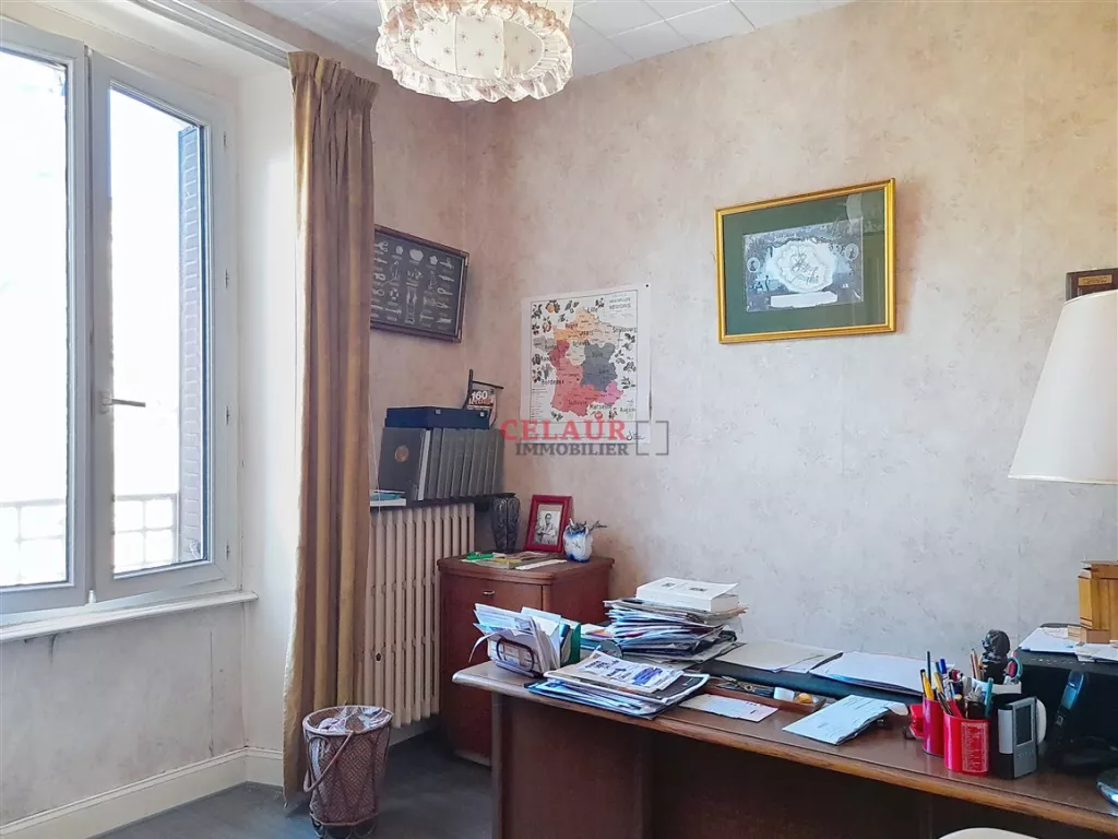 Maison familiale avec d&eacute;pendance et jardin arbor&eacute; et clos.