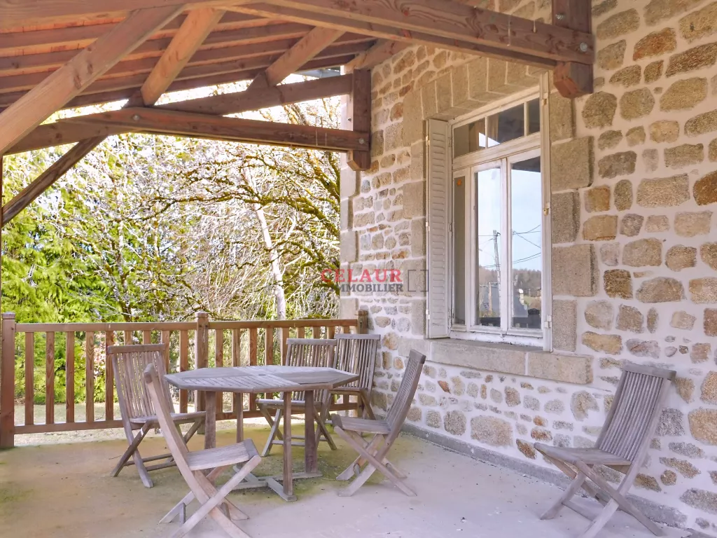 Solide maison familiale avec plus de 3hectares attenant.