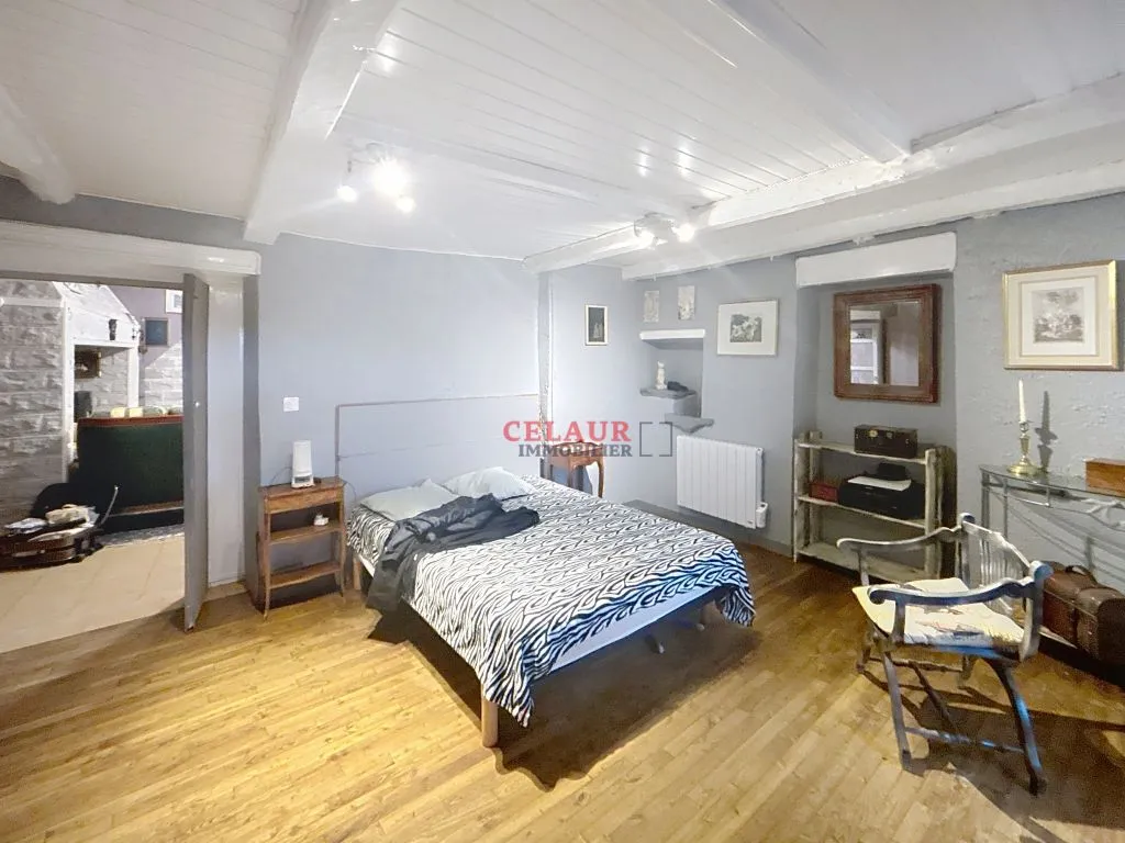 PETITE MAISON HABITABLE SUR 2400 M&sup2; DE TERRAIN