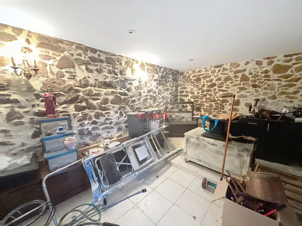 PETITE MAISON HABITABLE SUR 2400 M&sup2; DE TERRAIN