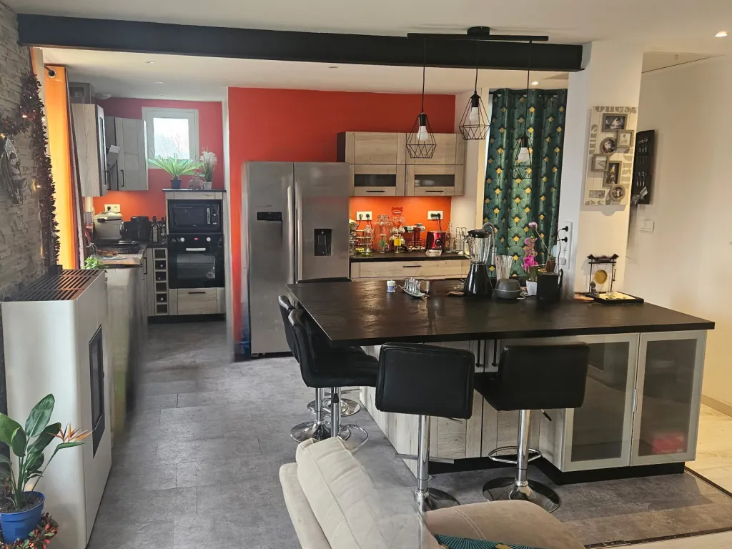 Maison attypique avec entr&ecirc;pots