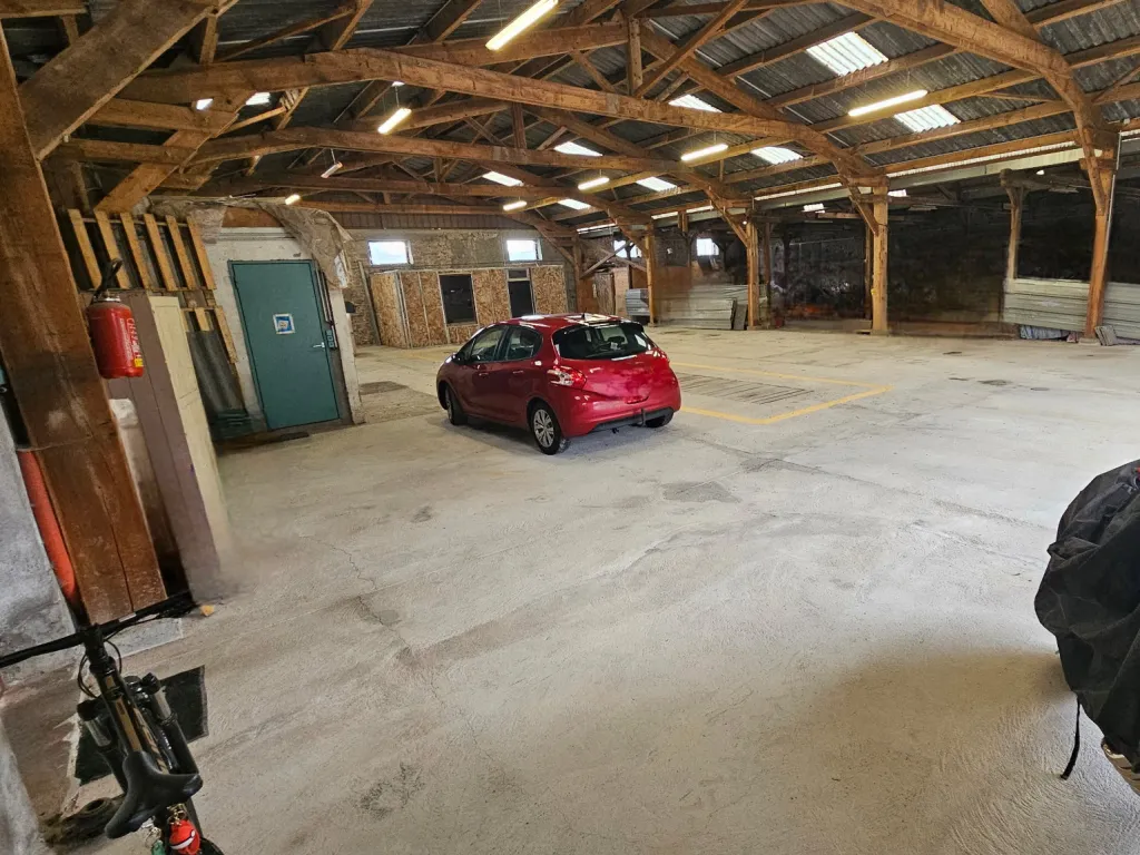 Maison attypique avec entr&ecirc;pots