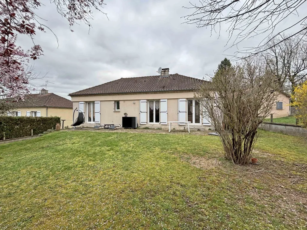 Maison avec garage et jardin