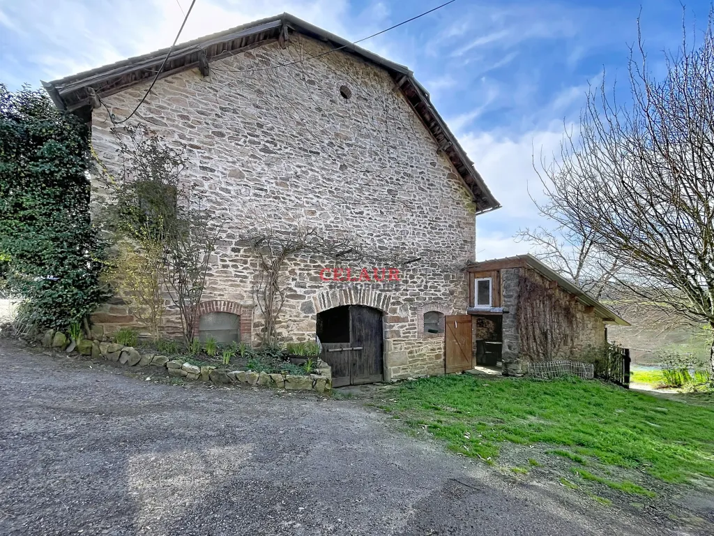 PROPRIETE EN PIERRES AVEC 4 HECTARES