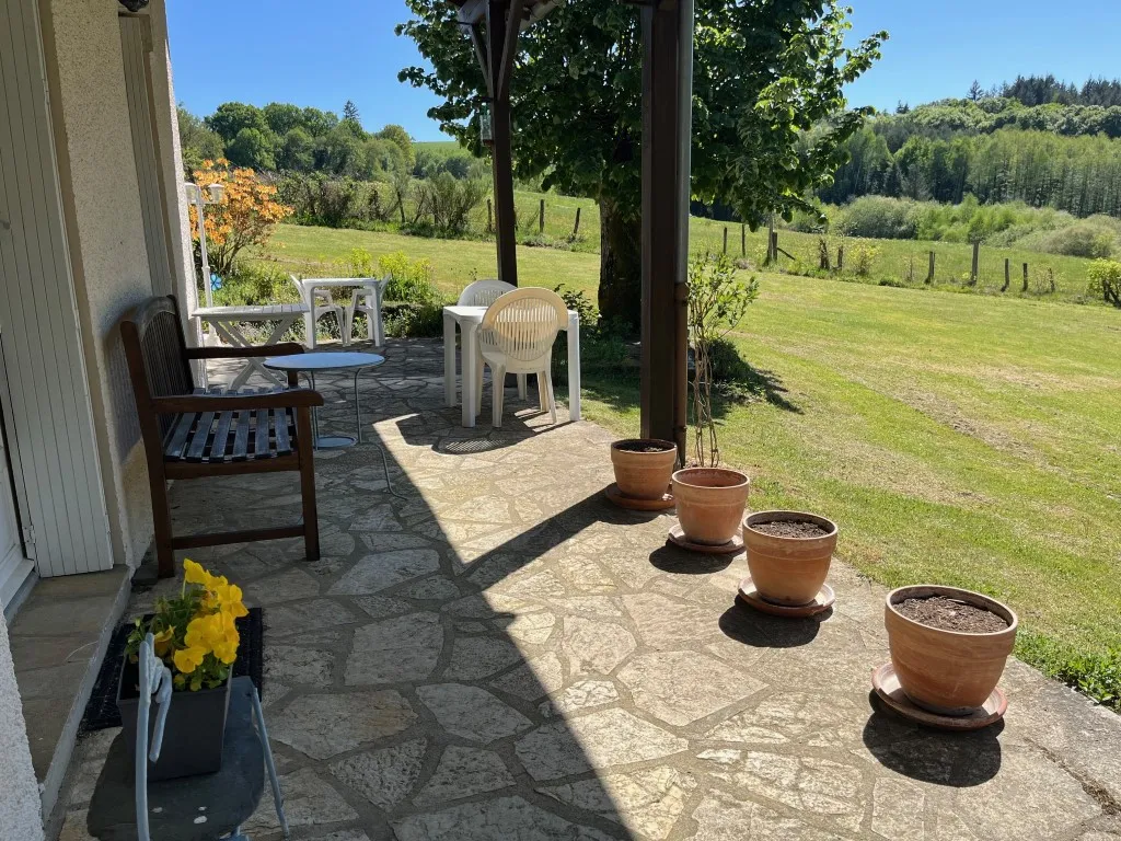 BELLE MAISON AVEC JOLI PARC ET VUE DEGAGEE