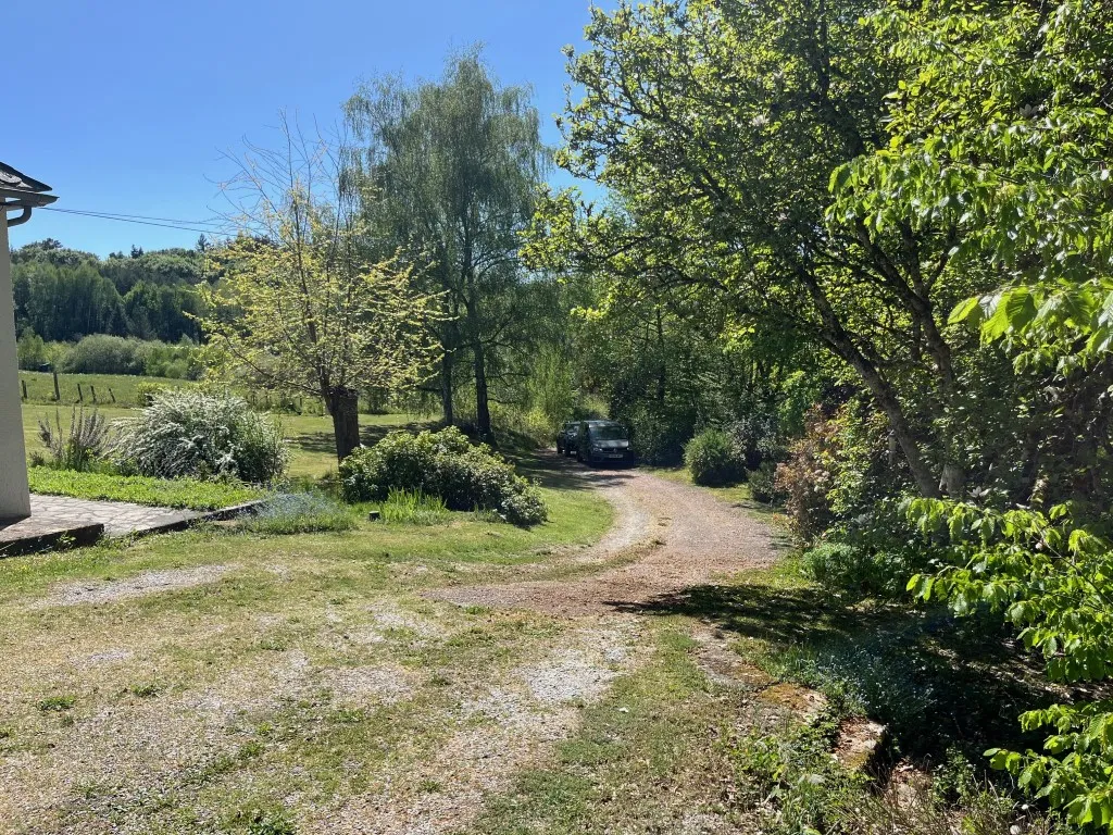 BELLE MAISON AVEC JOLI PARC ET VUE DEGAGEE