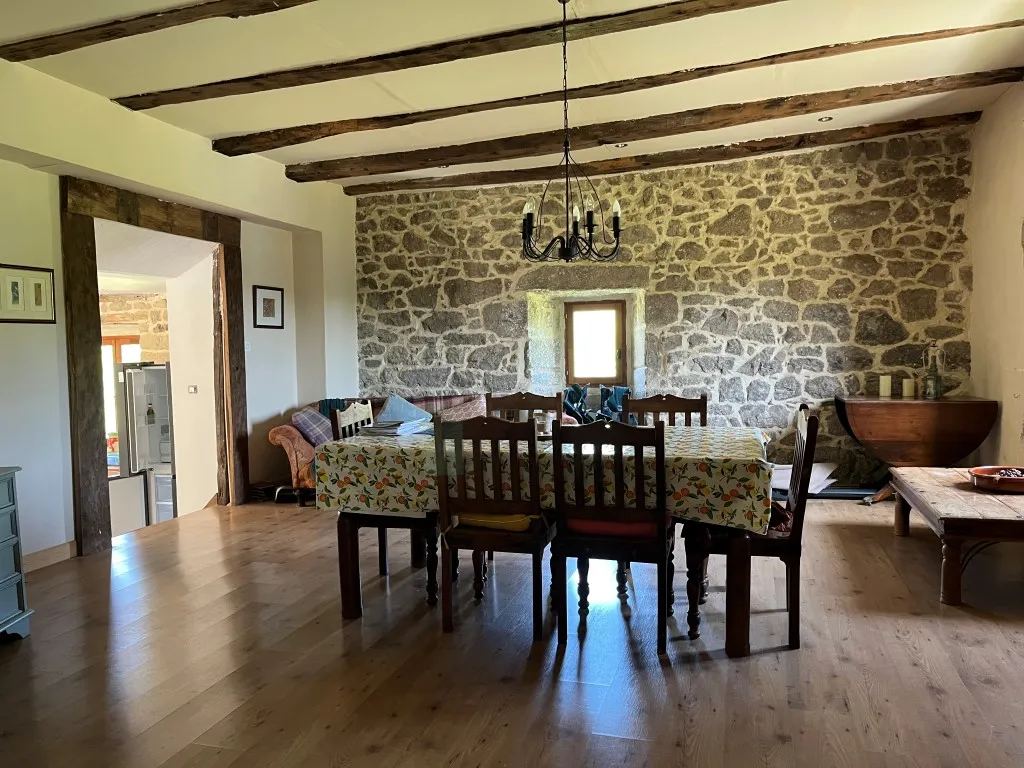 BELLE MAISON EN PIERRES SUR BEAU TERRAIN DE 4500m&sup2;