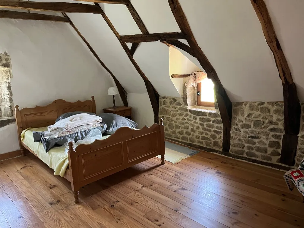 BELLE MAISON EN PIERRES SUR BEAU TERRAIN DE 4500m&sup2;