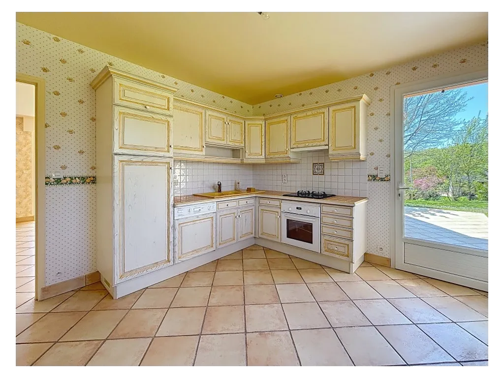 Maison proven&ccedil;ale proche bourg