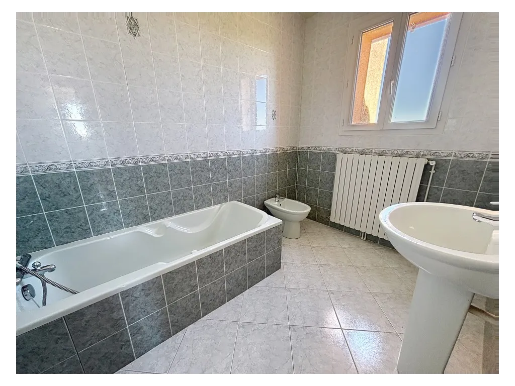 Maison proven&ccedil;ale proche bourg