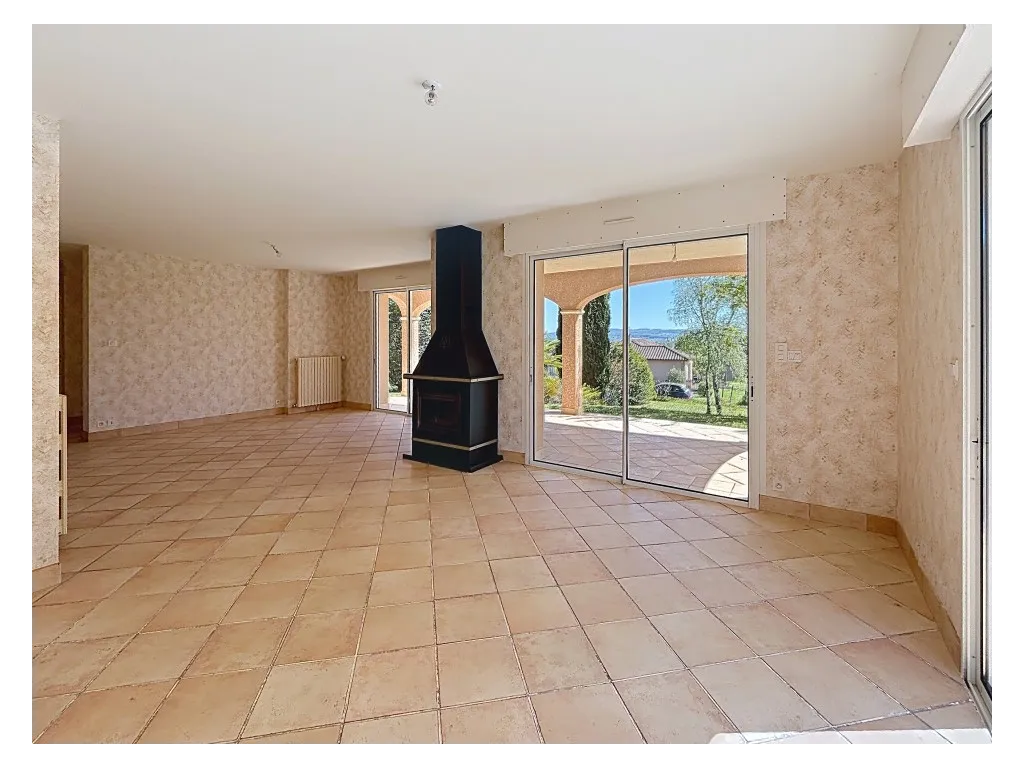 Maison proven&ccedil;ale proche bourg