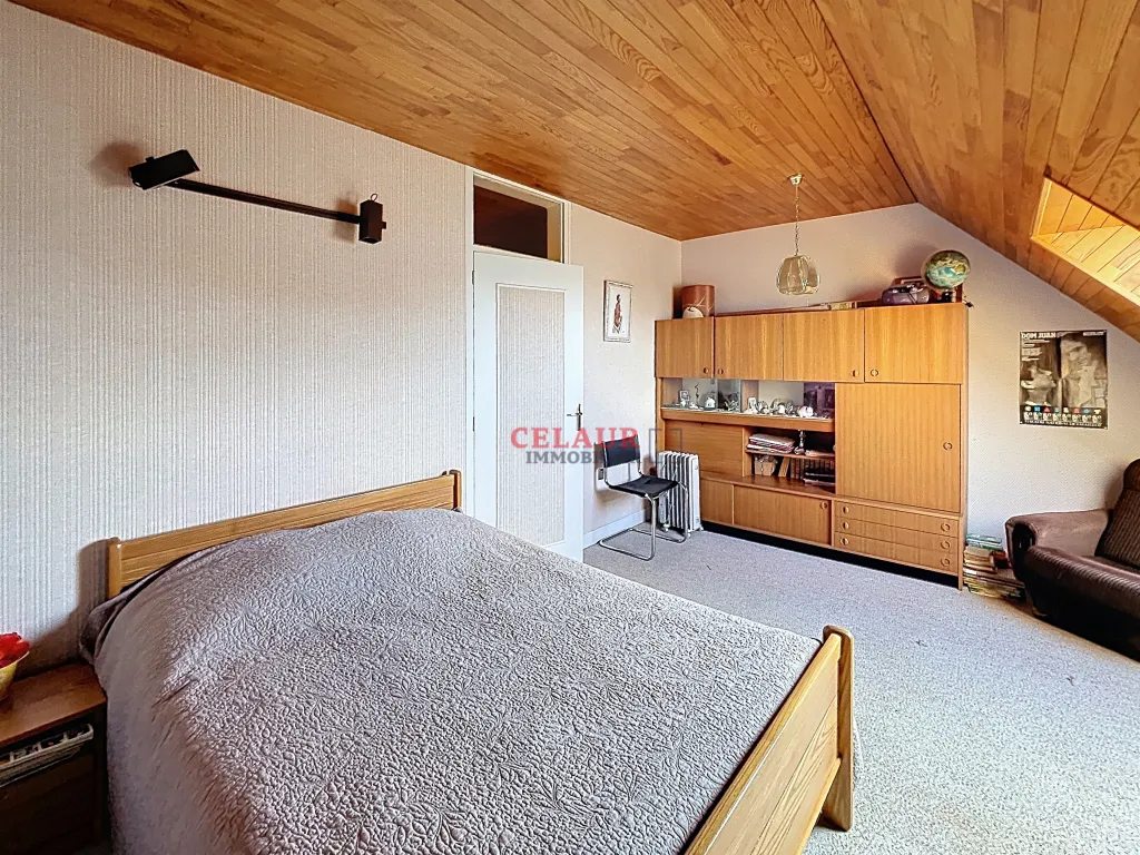 MAISON SPACIEUSE AVEC TERRAIN ET VUE D&Eacute;GAG&Eacute;E