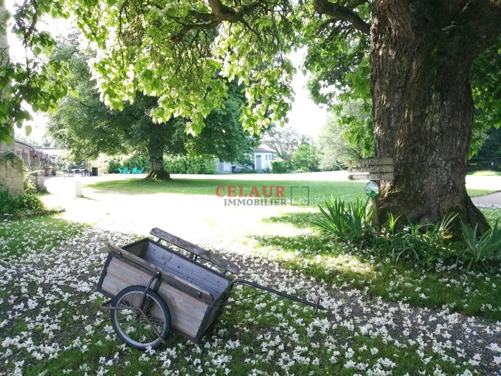 ENSEMBLE IMMOBILIER TOURISTIQUE AVEC FONDS DE COMMERCE SUR 77022m&sup2; DE TERRAIN