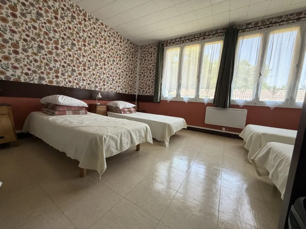 ENSEMBLE IMMOBILIER TOURISTIQUE AVEC FONDS DE COMMERCE SUR 77022m&sup2; DE TERRAIN