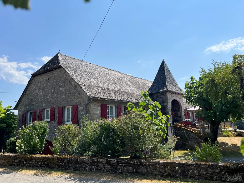 MAGNIFIQUE GRANGE RENOVEE AVEC SES 2 G&Icirc;TES...