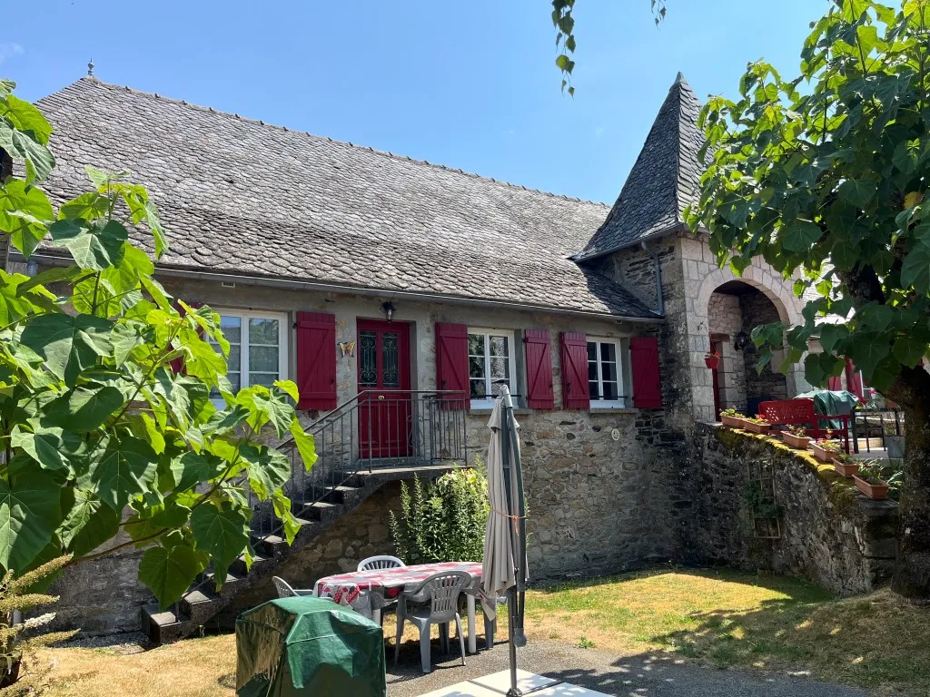 MAGNIFIQUE GRANGE RENOVEE AVEC SES 2 G&Icirc;TES...