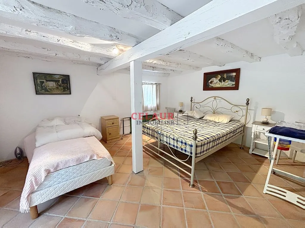 JOLIE MAISONNETTE EN PIERRE AVEC DEPENDANCE SUR 8419 M&sup2;