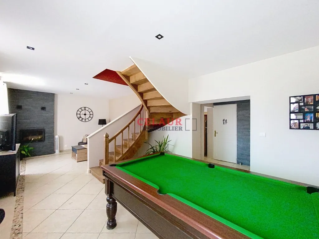 MAISON FAMILIALE AVEC 9000 M&sup2;