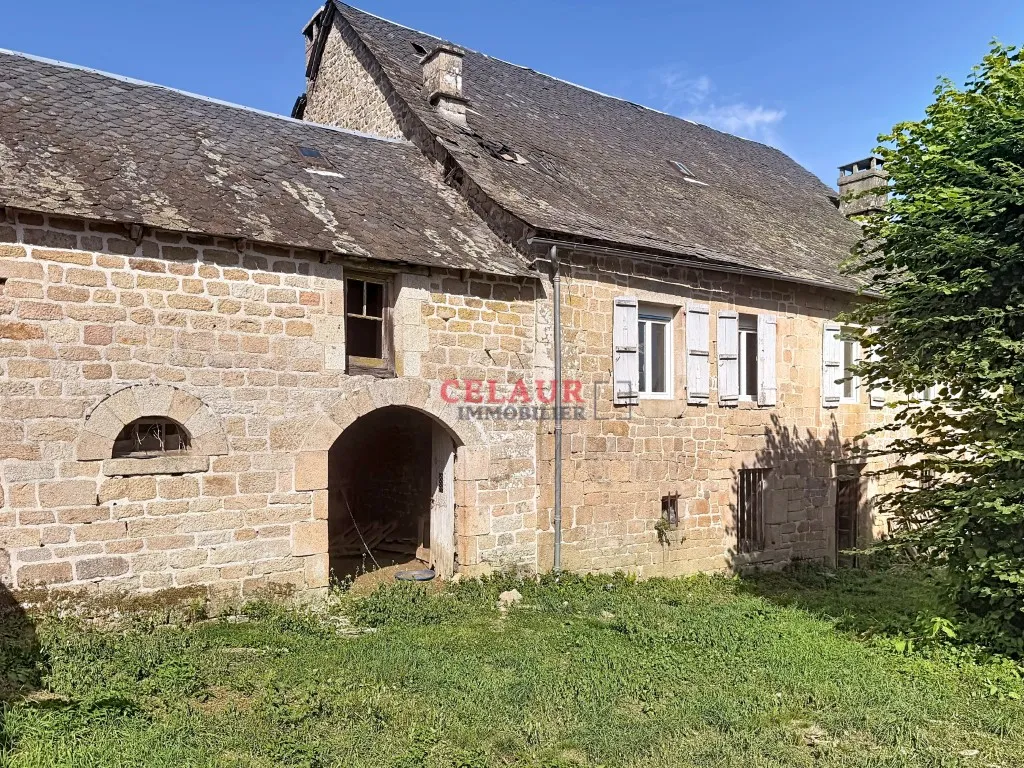Maison en pierre avec d&eacute;pendances
