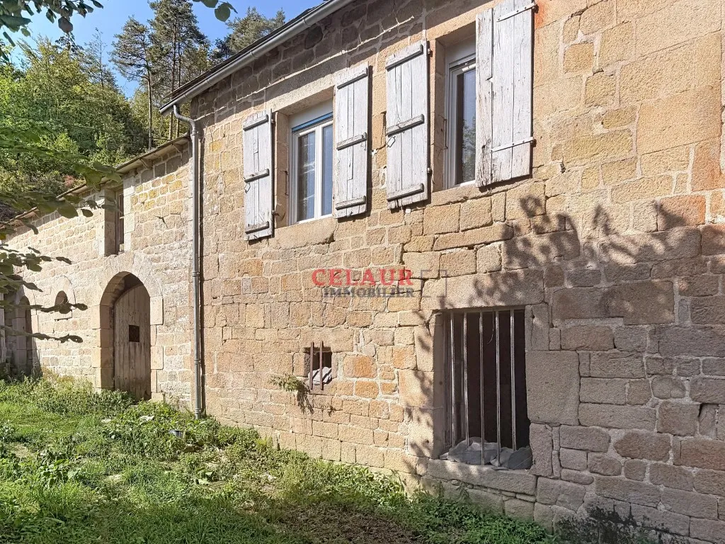 Maison en pierre avec d&eacute;pendances