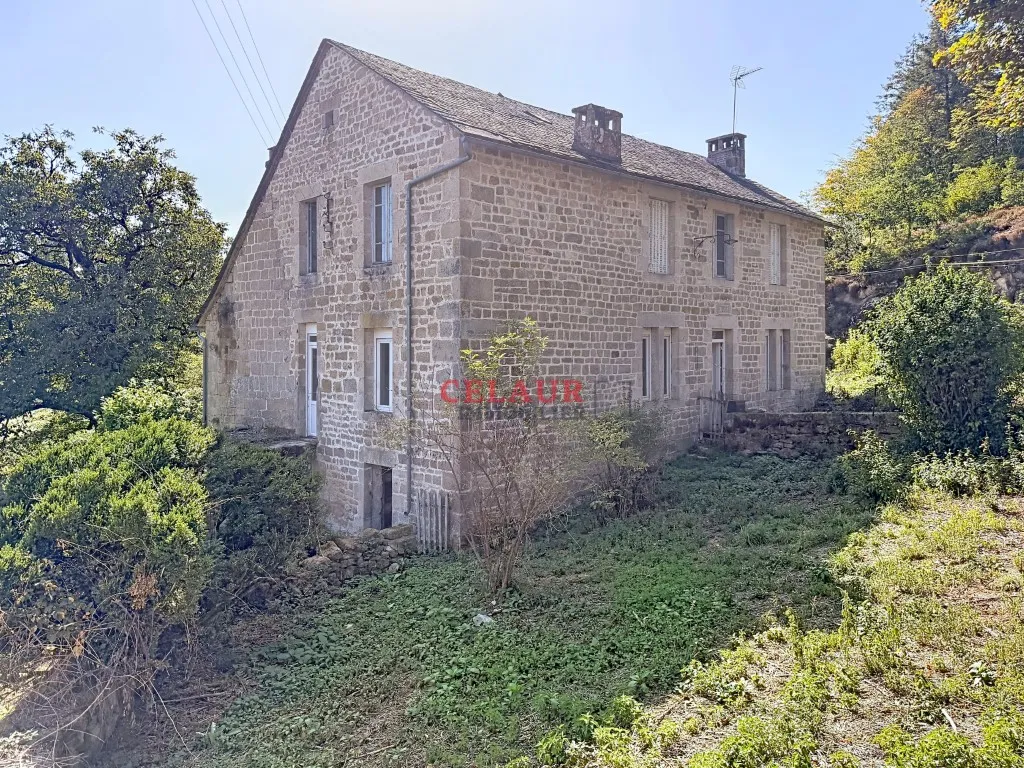 Maison en pierre avec d&eacute;pendances