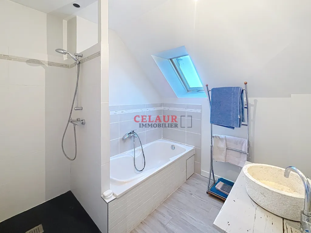 SPACIEUSE MAISON DE 180 M&sup2; AVEC PISCINE