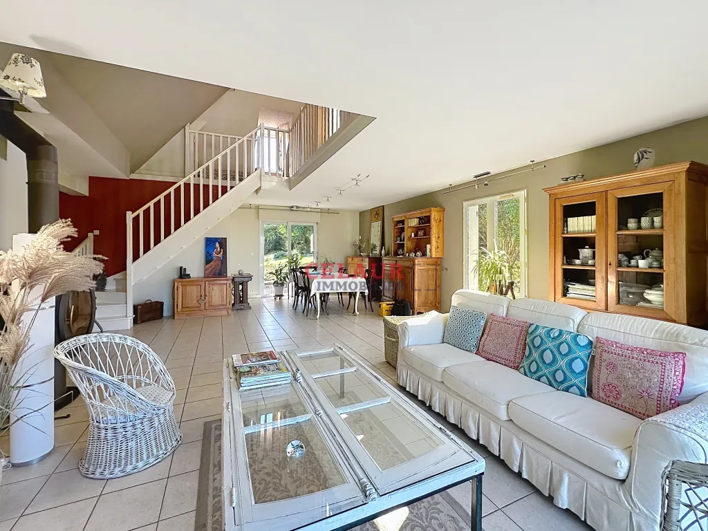 SPACIEUSE MAISON DE 180 M&sup2; AVEC PISCINE