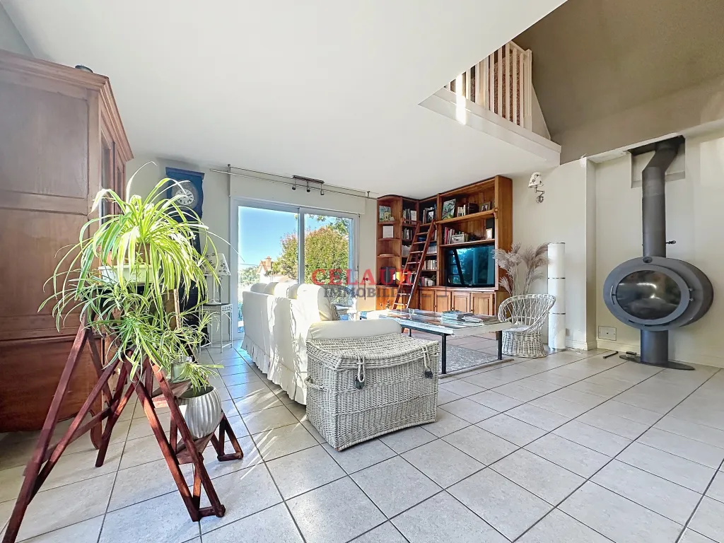 SPACIEUSE MAISON DE 180 M&sup2; AVEC PISCINE