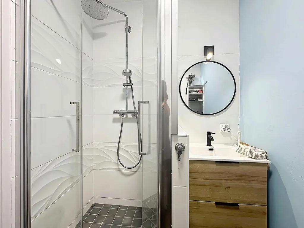 APPARTEMENT R&Eacute;NOV&Eacute; AVEC STATIONNEMENT